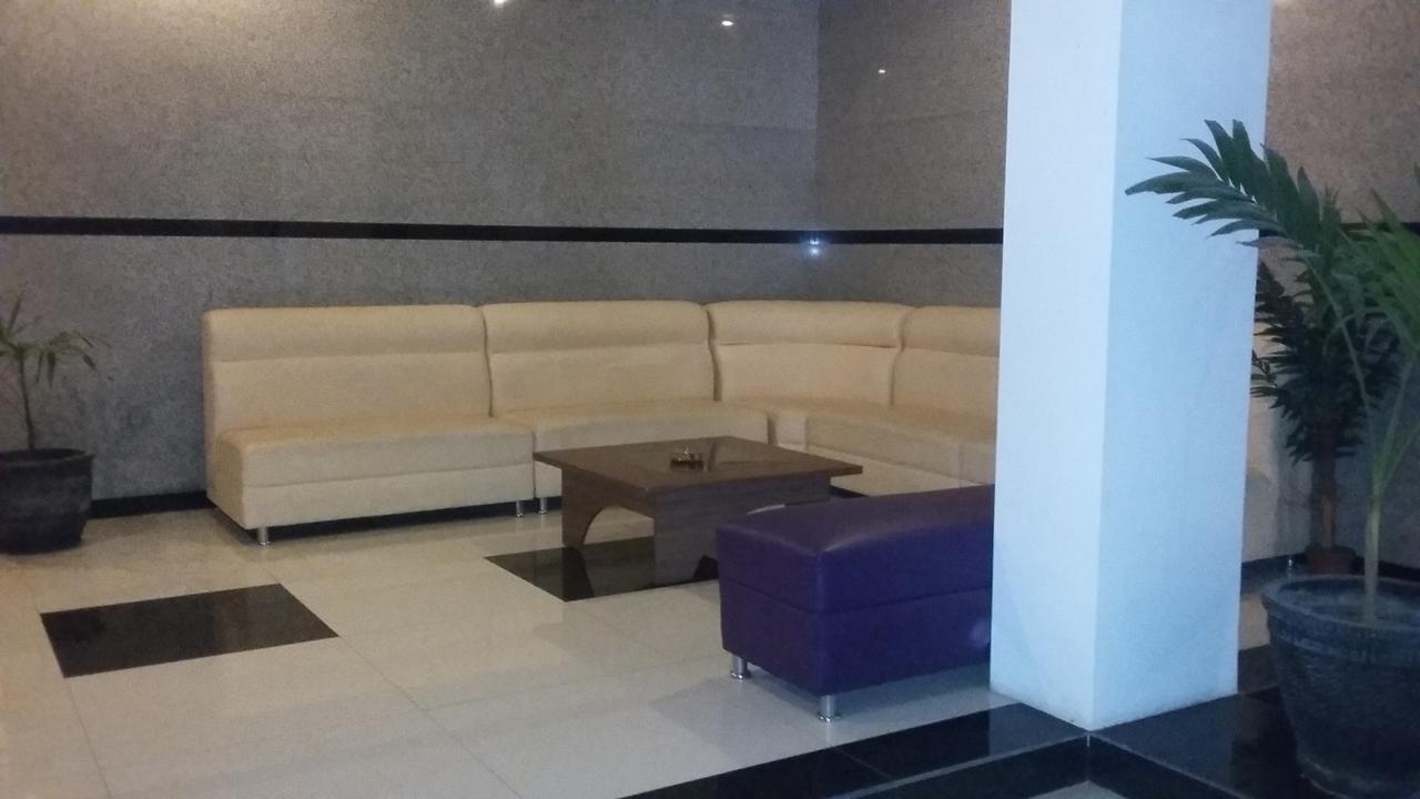 Hotel Kharisma Madiun Exterior foto