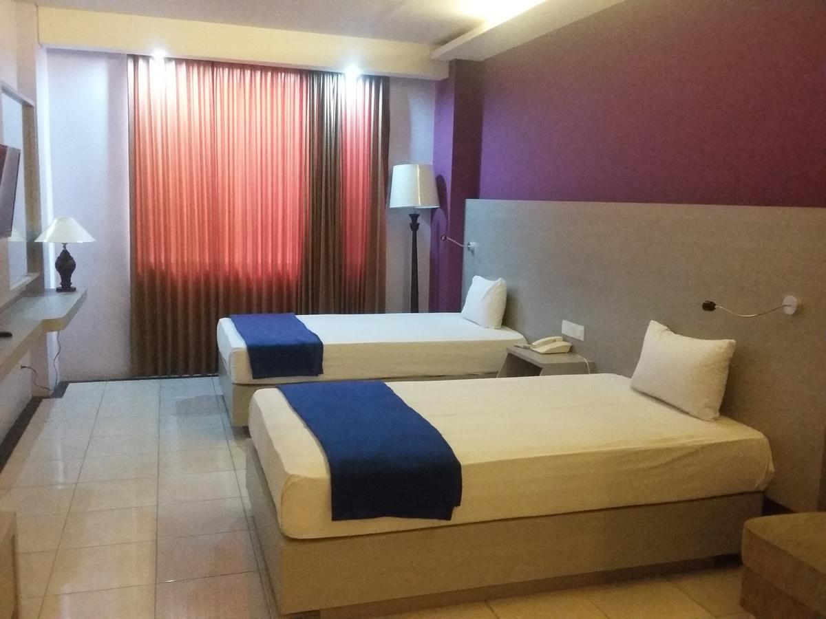 Hotel Kharisma Madiun Exterior foto