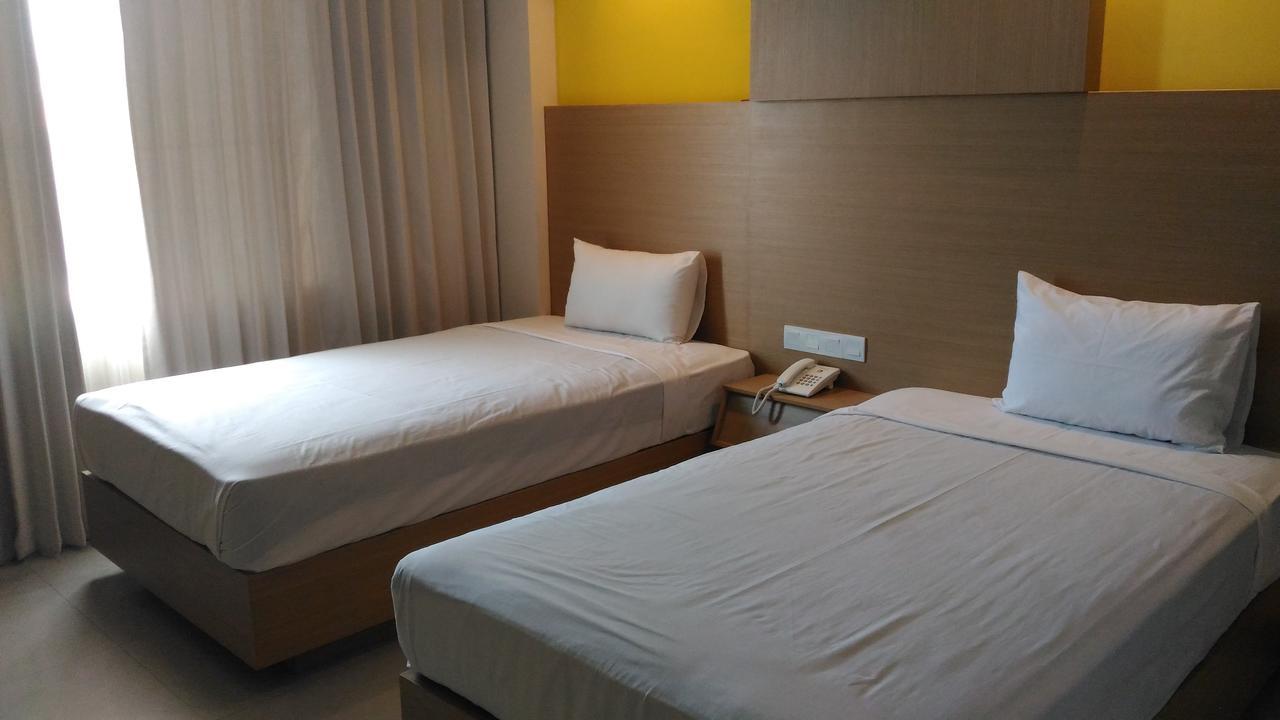 Hotel Kharisma Madiun Exterior foto