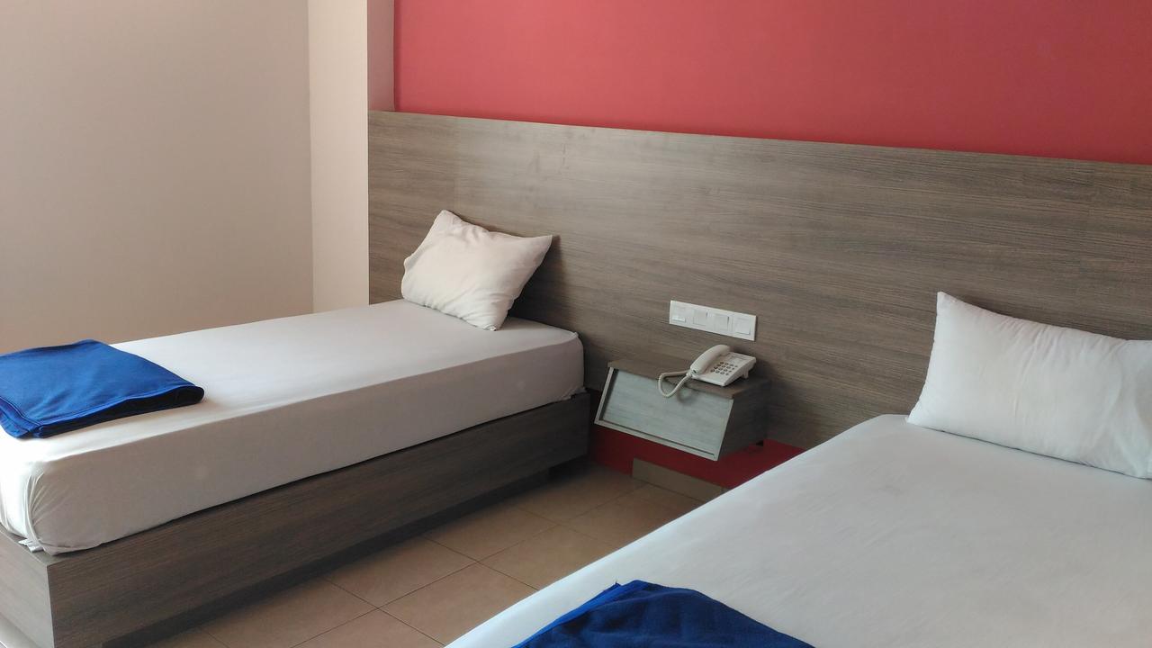 Hotel Kharisma Madiun Exterior foto