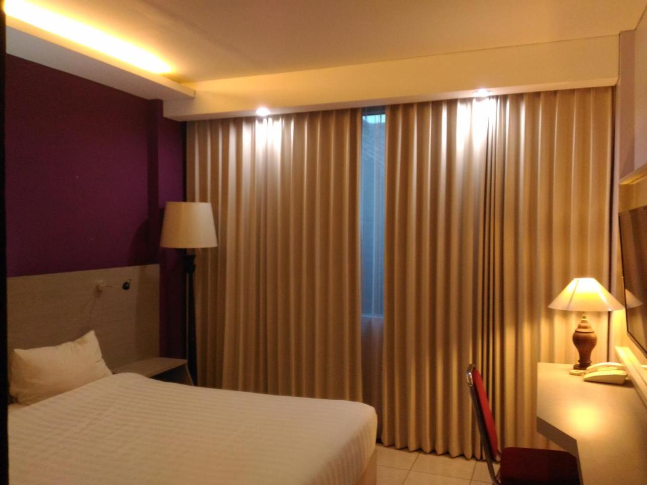 Hotel Kharisma Madiun Exterior foto